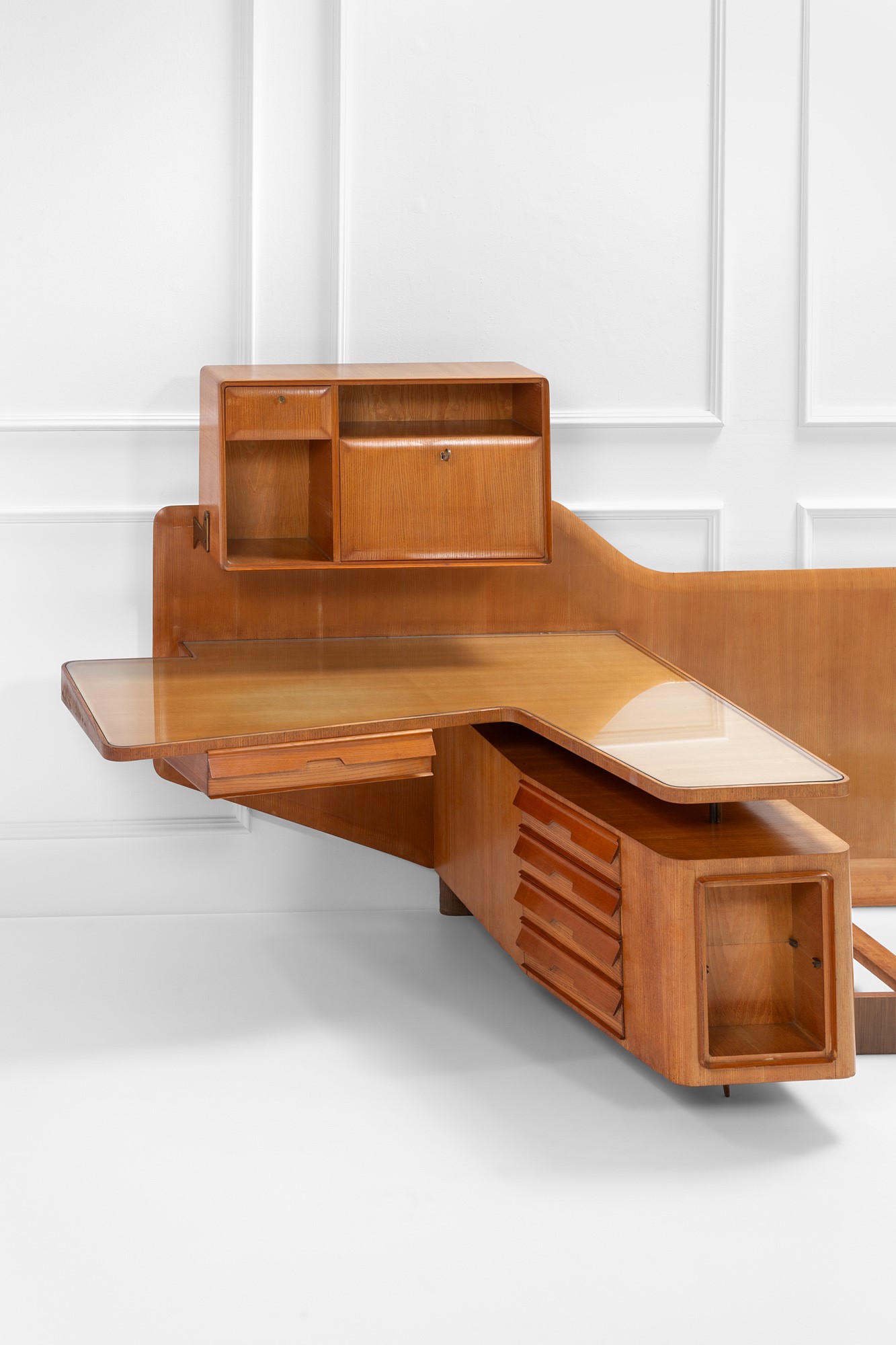 Parete attrezzata con letto e scrivania