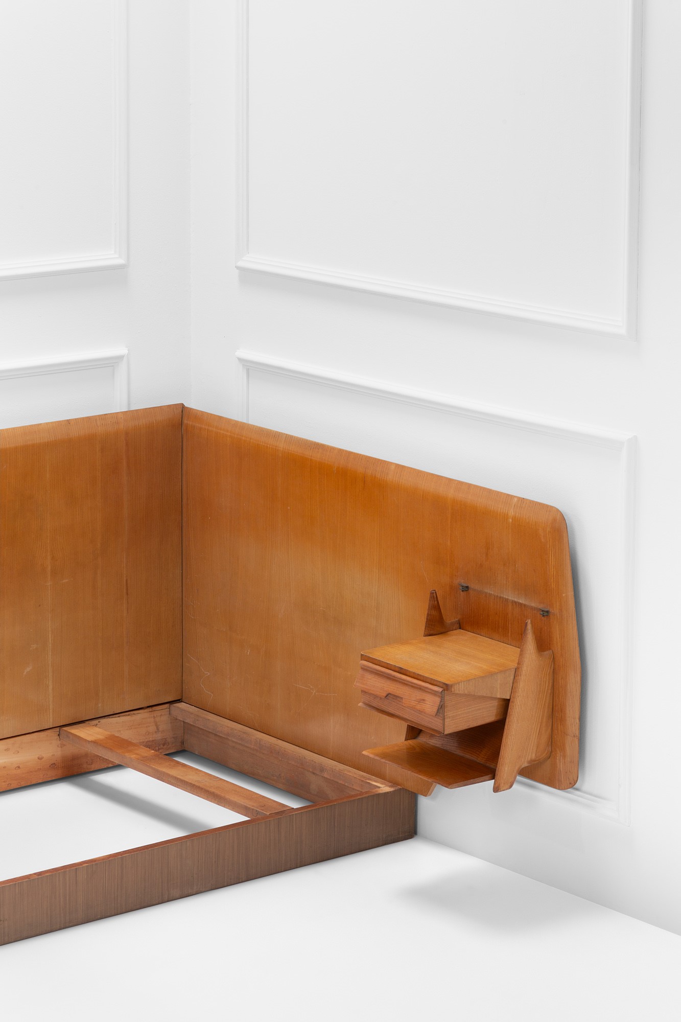 Parete attrezzata con letto e scrivania