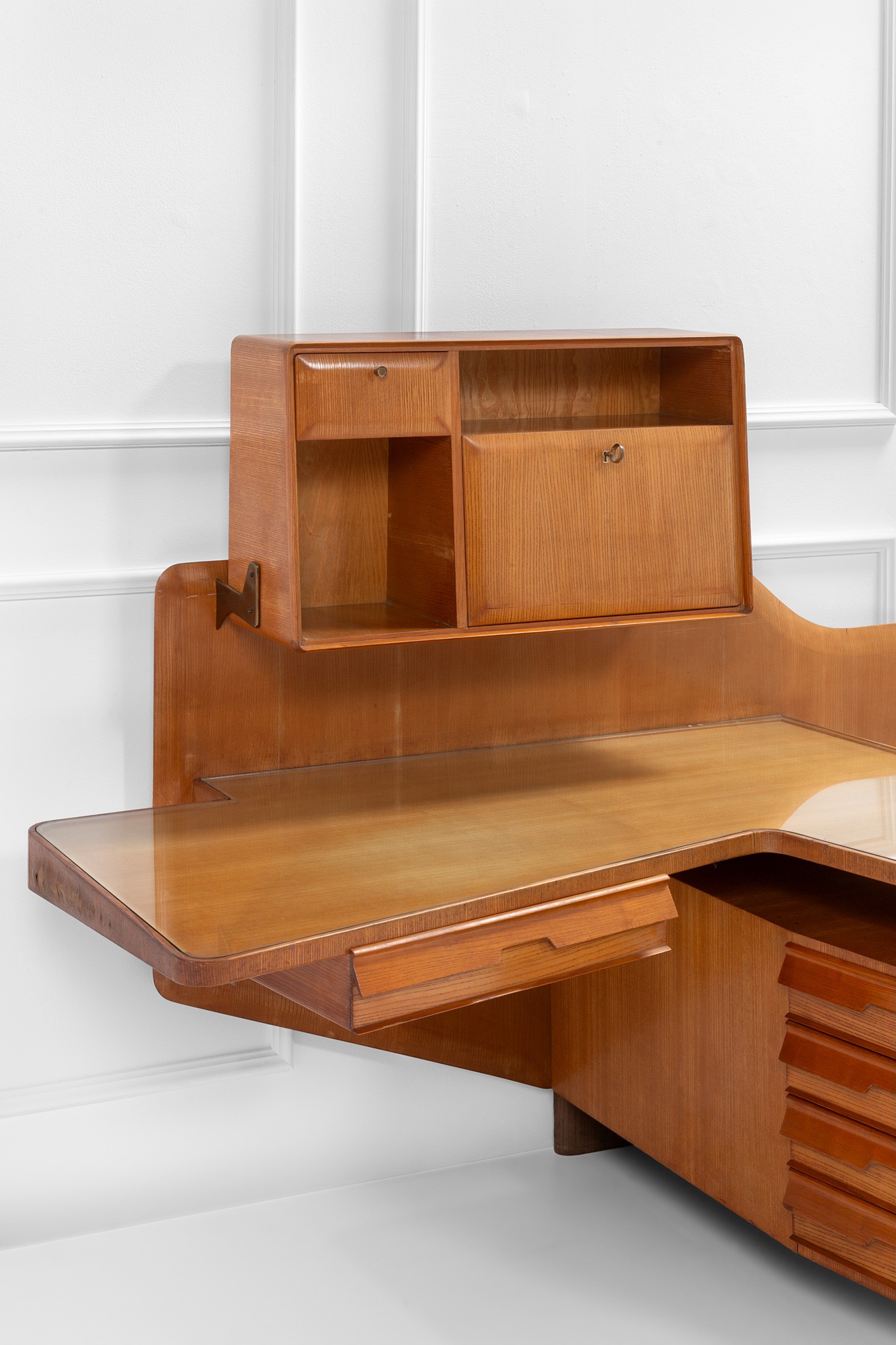 Parete attrezzata con letto e scrivania