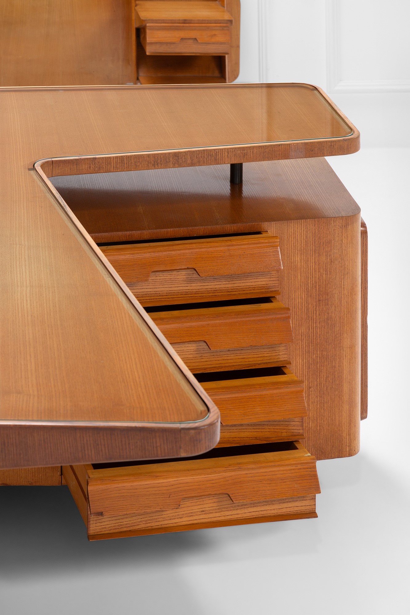 Parete attrezzata con letto e scrivania