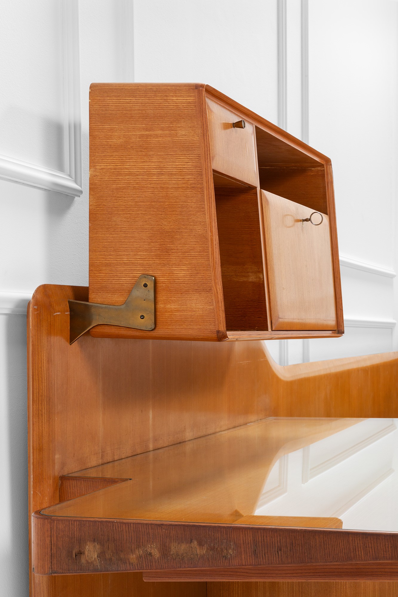 Parete attrezzata con letto e scrivania