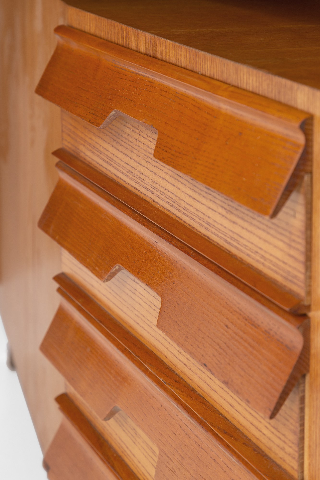 Parete attrezzata con letto e scrivania