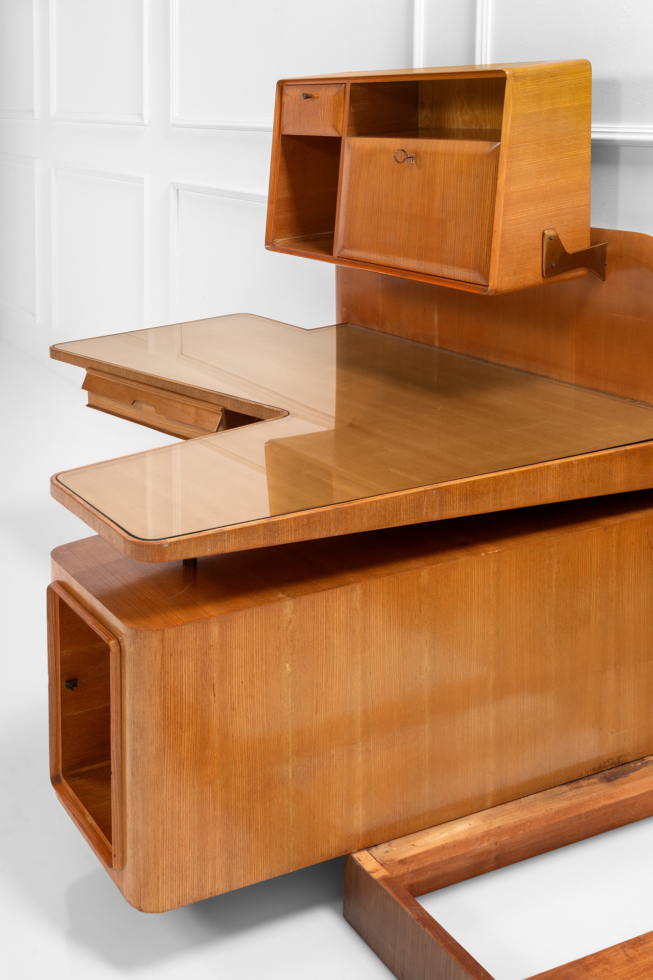 Parete attrezzata con letto e scrivania