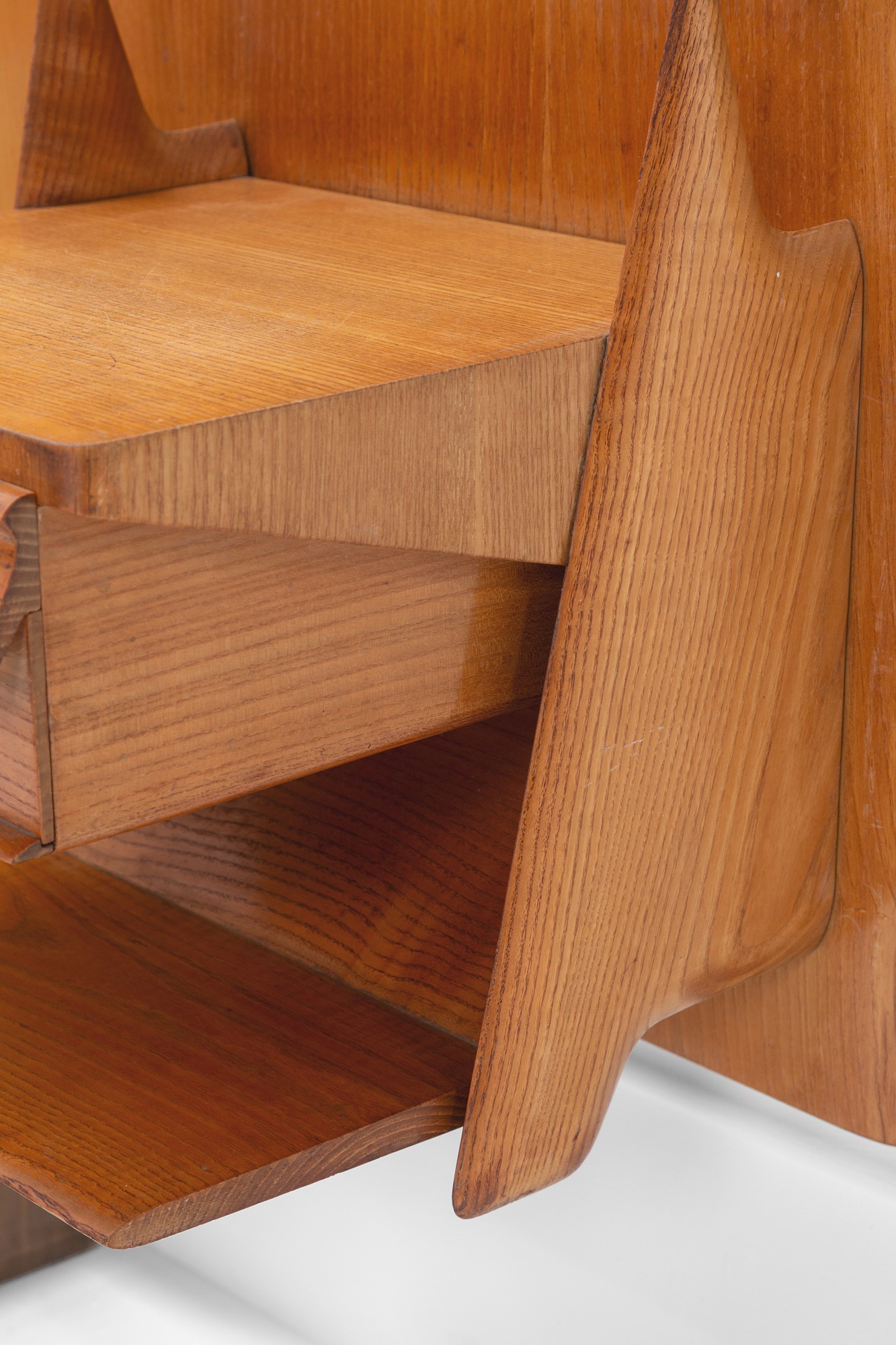 Parete attrezzata con letto e scrivania