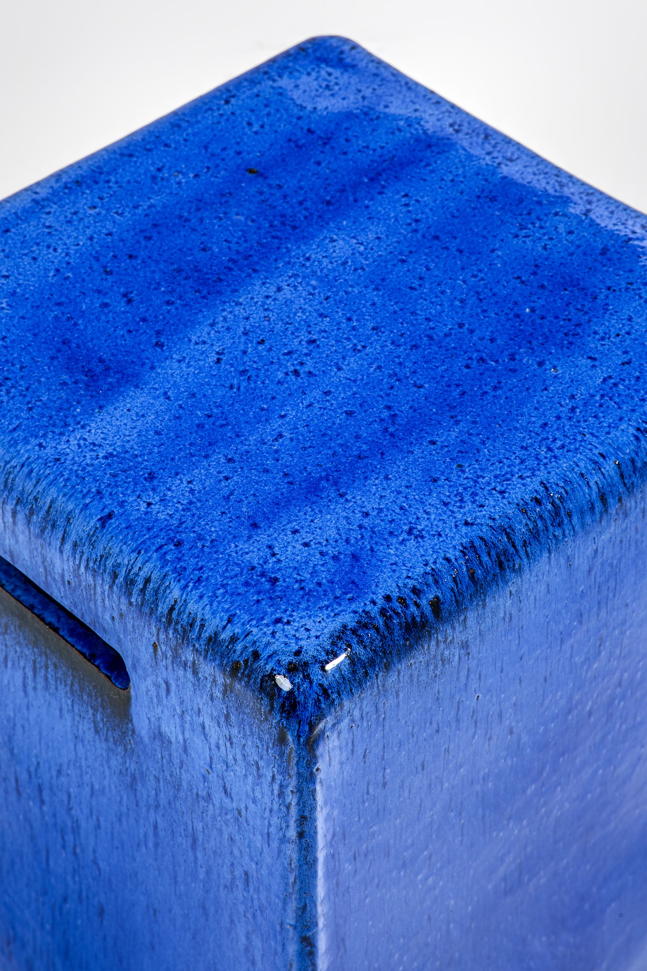 Paola Navone - Pouf della collezione Inout, ceramica blu, 2019