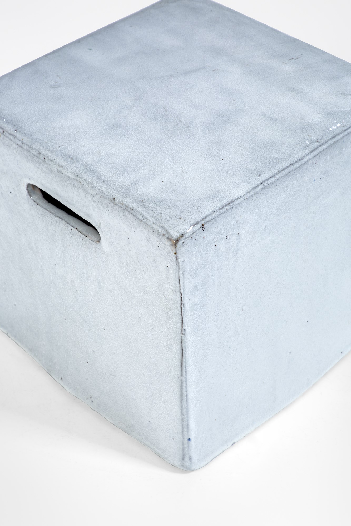 Paola Navone - Pouf della collezione Inout, ceramica bianca, 2019