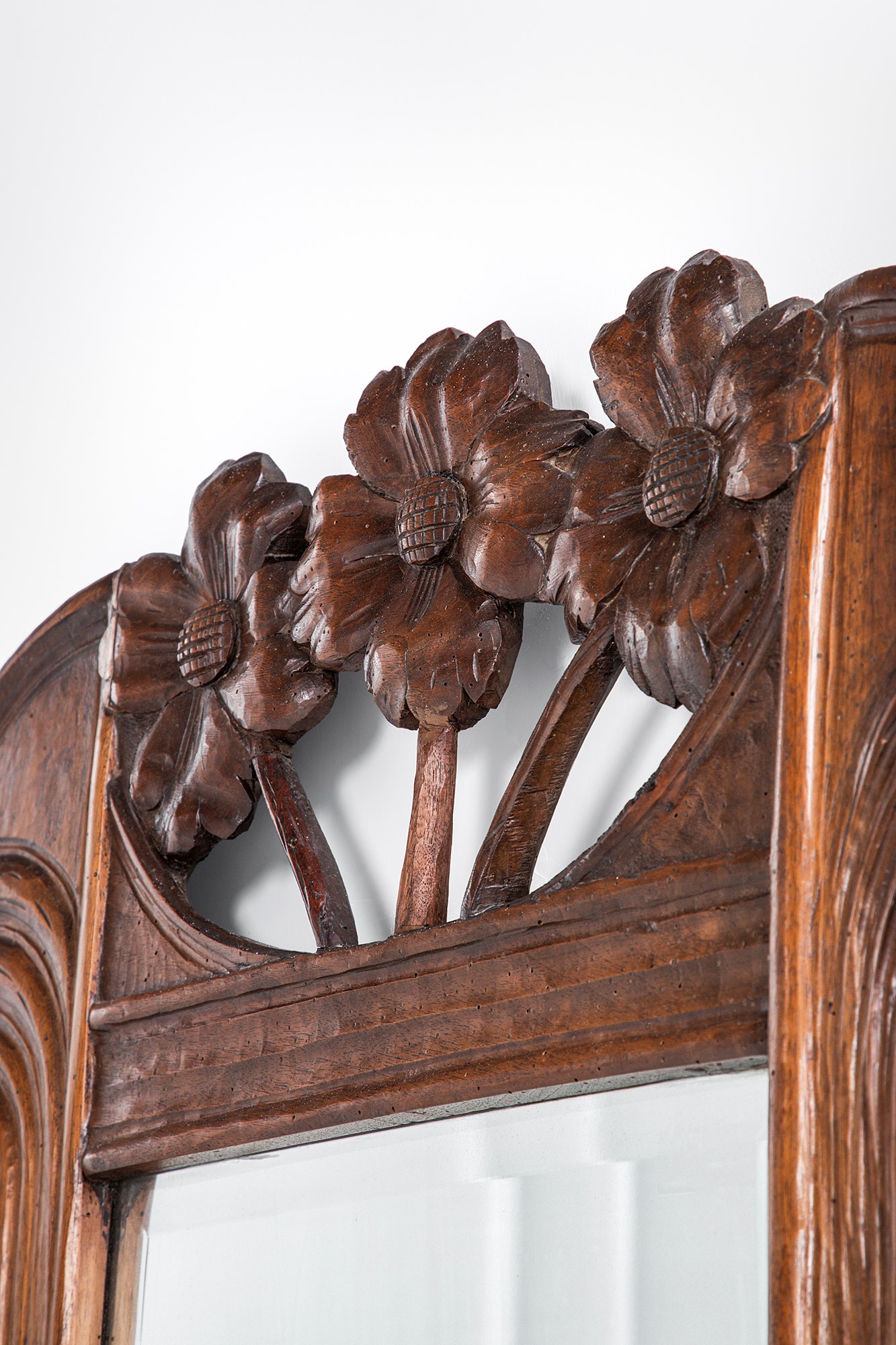Carlo Zen (attr.) - Specchiera in legno massello scolpito