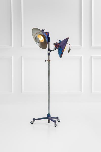Lampada da terra a due luci, metallo e interventi pittorici