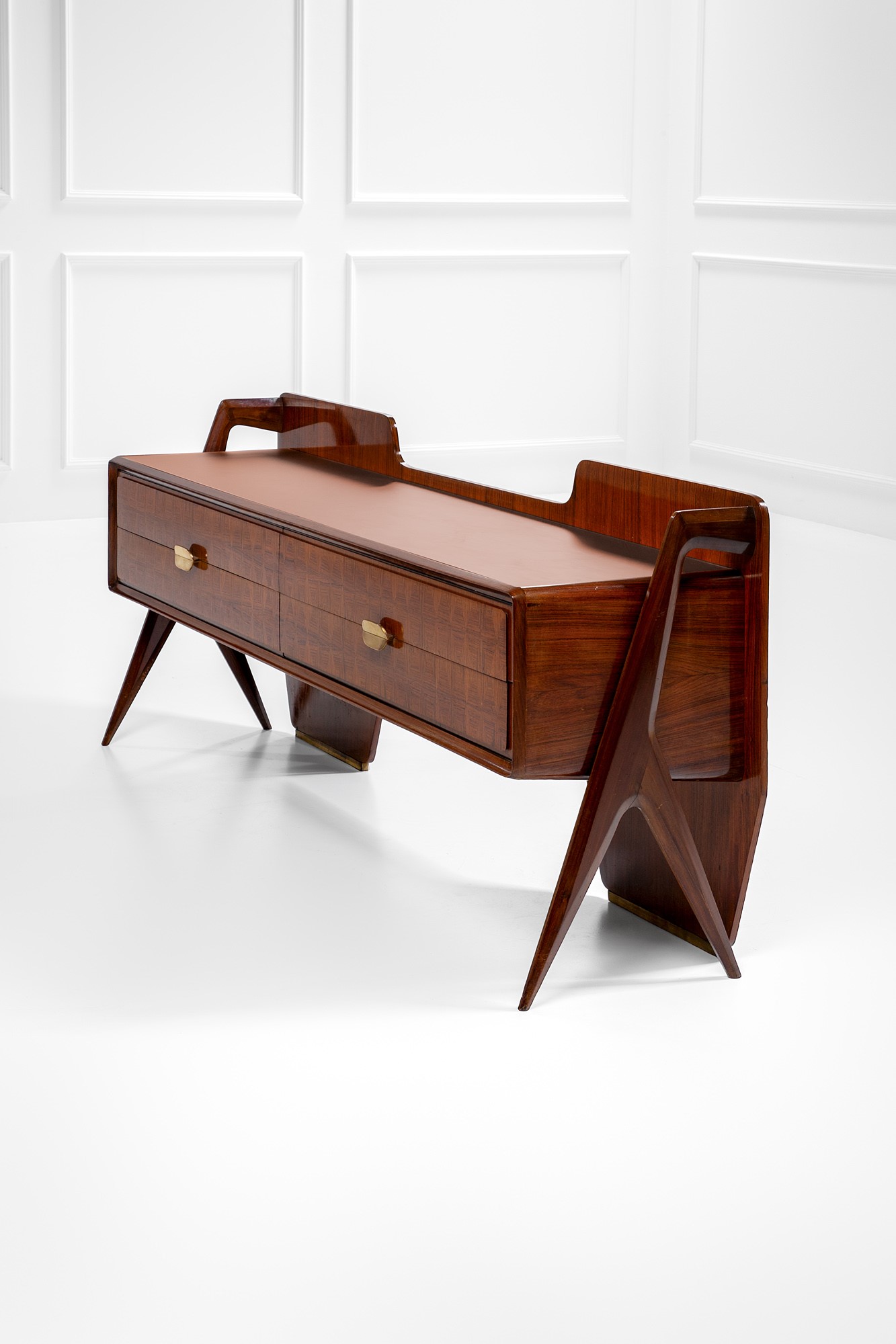 Credenza scultorea