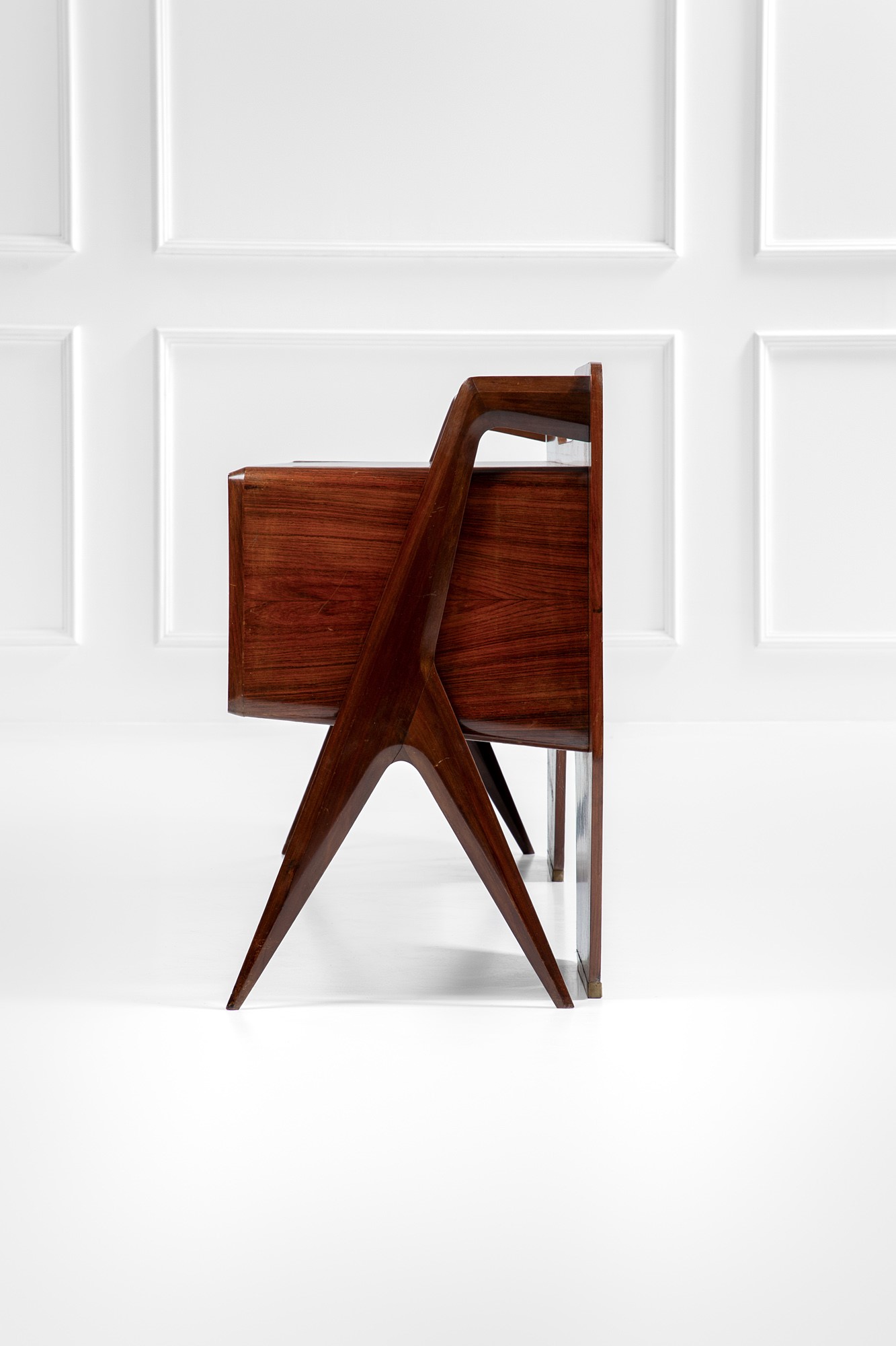 Credenza scultorea