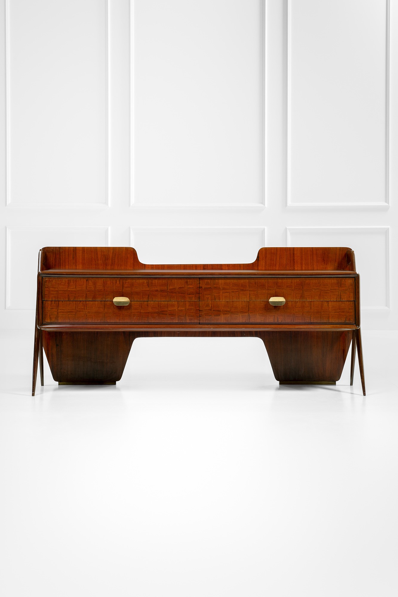 Credenza scultorea