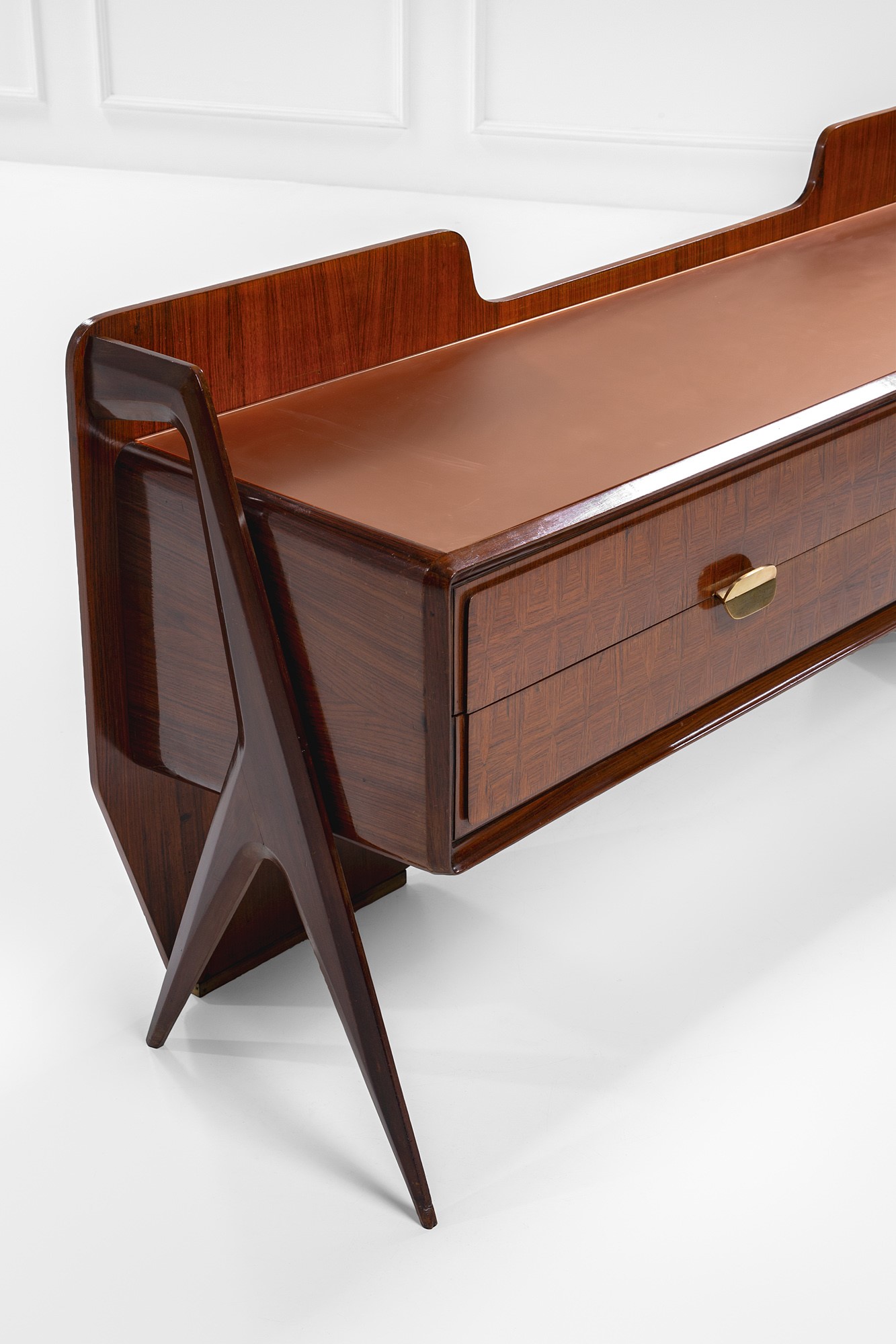 Credenza scultorea
