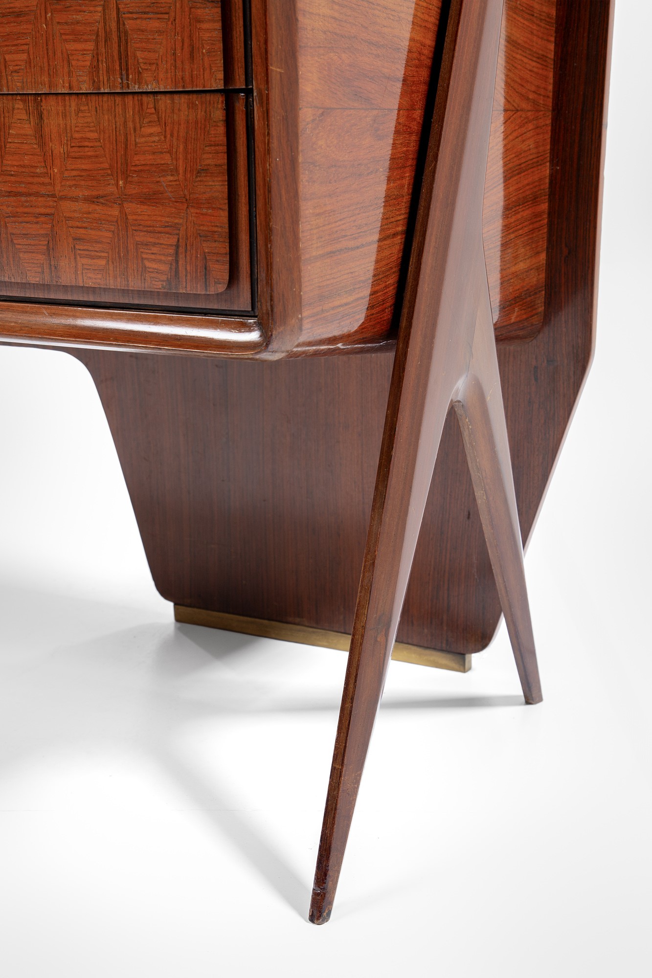 Credenza scultorea