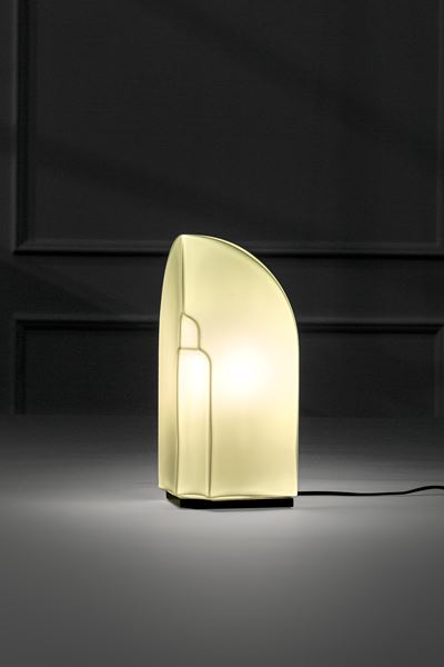 Lampada da tavolo modello Tiki, vetro opalino e metallo verniciato, 1980 ca.