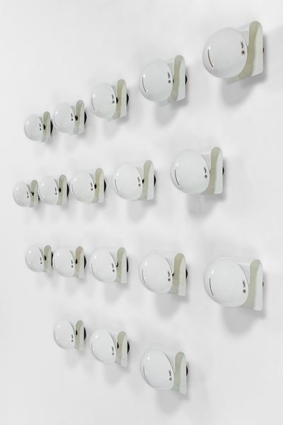 Diciotto lampade da parete modello Bugia, metallo verniciato, 1960 circa