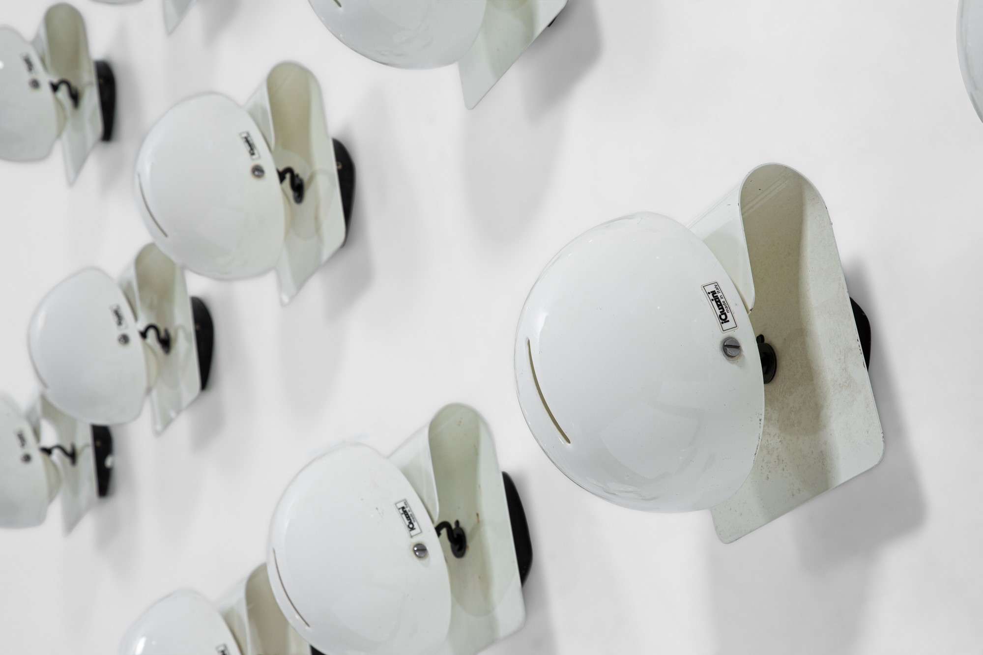 Giuseppe Cormio - Diciotto lampade da parete modello Bugia, metallo verniciato, 1960 circa