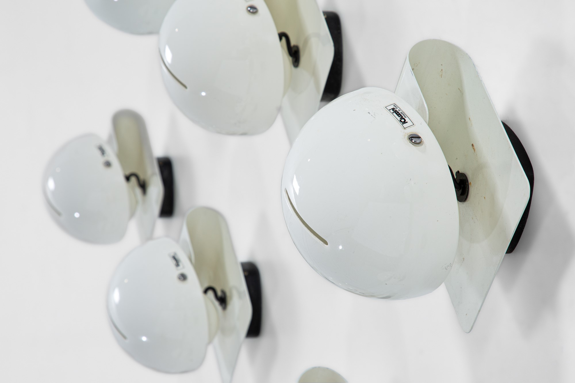 Giuseppe Cormio - Diciotto lampade da parete modello Bugia, metallo verniciato, 1960 circa