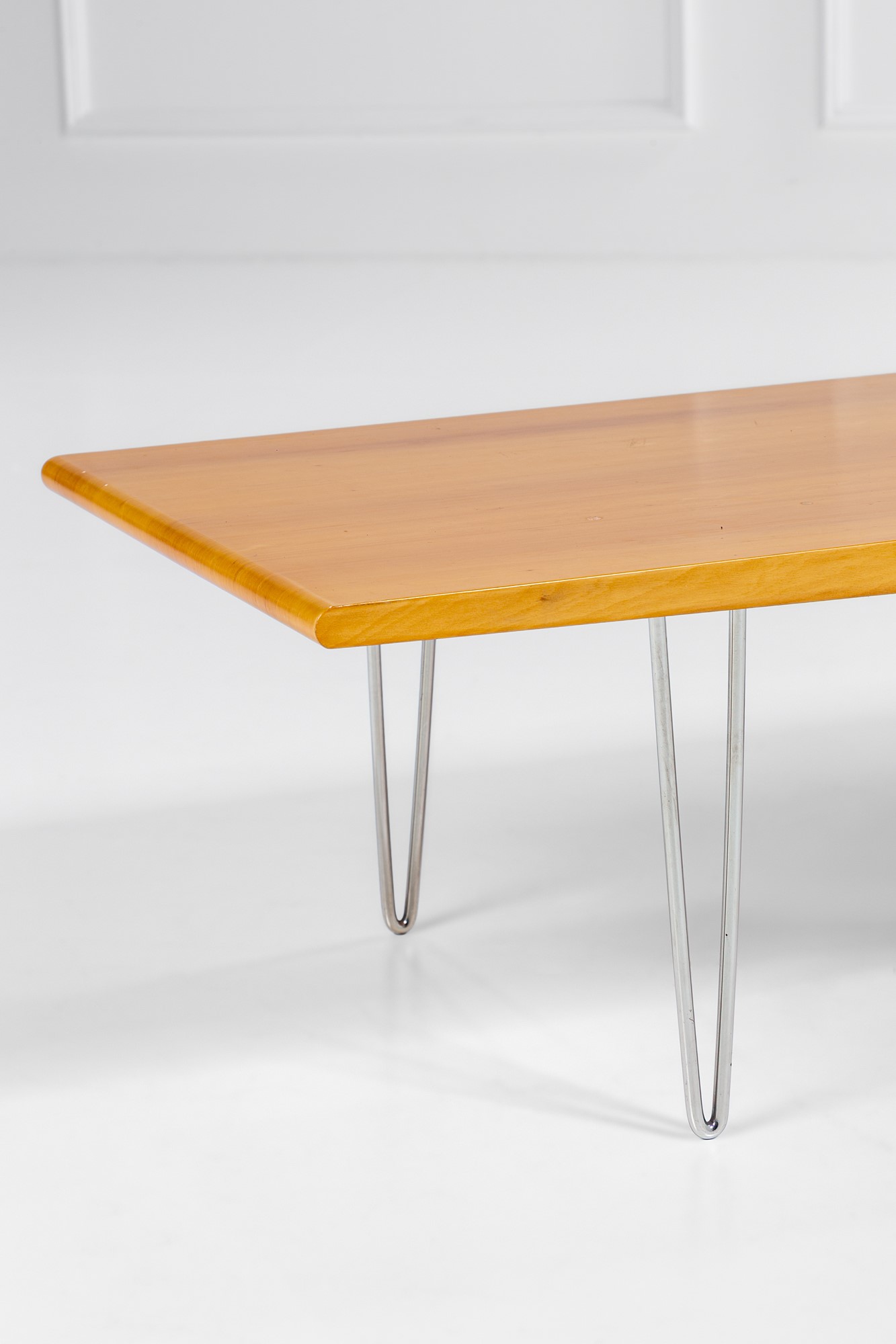 Gilles Derain - Tavolino con ruote in legno verniciato e metallo cromato