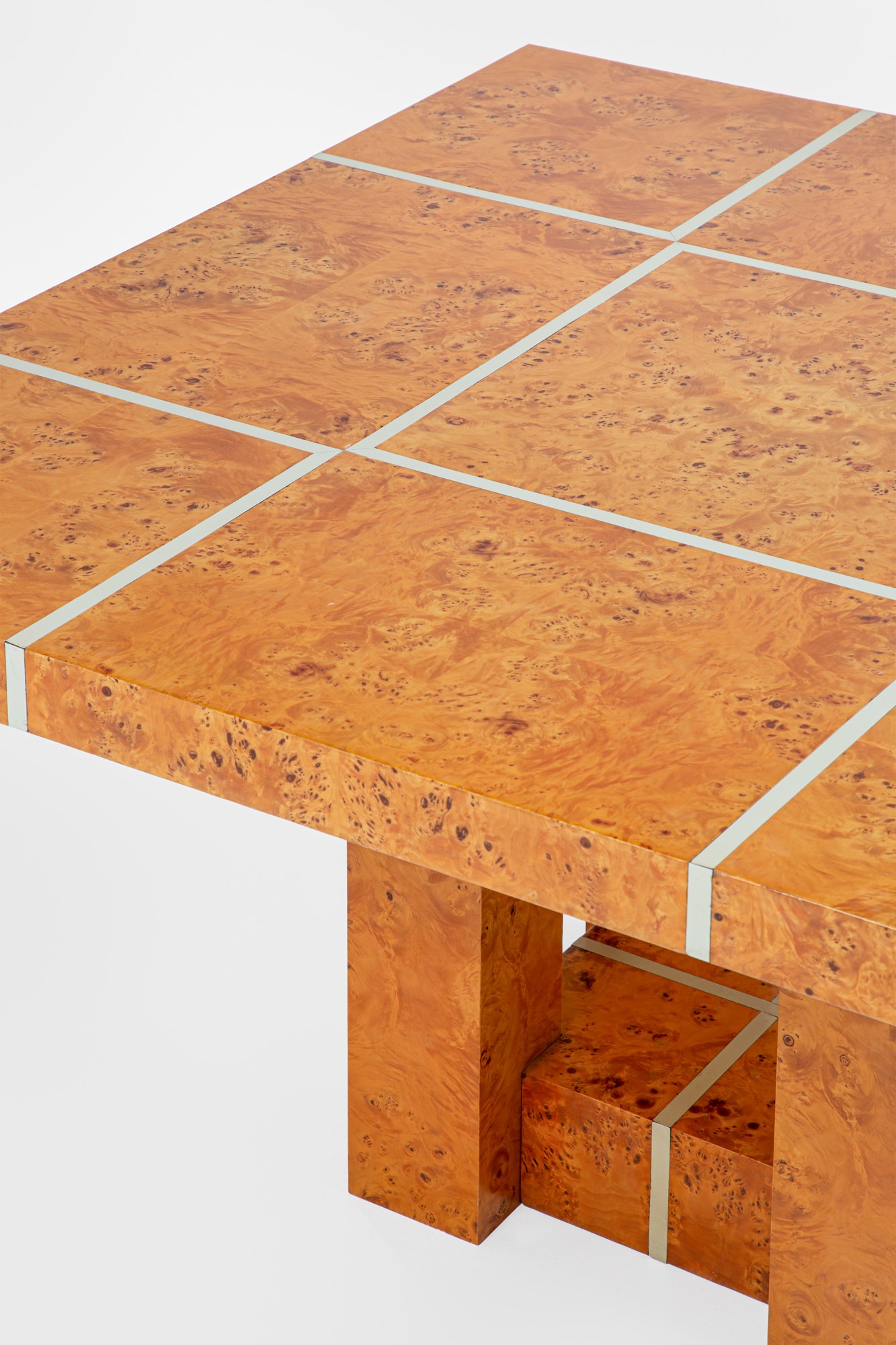 Tavolo in legno lastronato in radica e metallo cromato, circa 1970