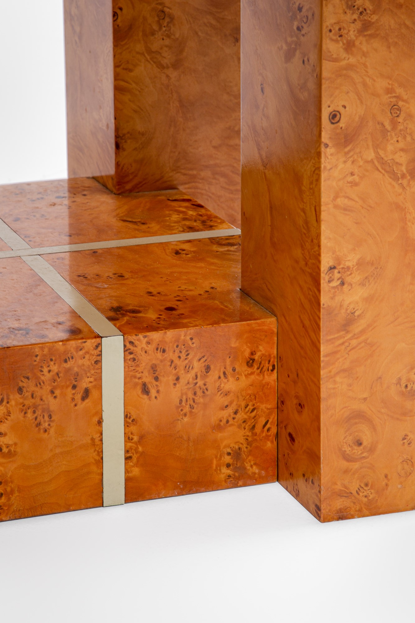 Tavolo in legno lastronato in radica e metallo cromato, circa 1970