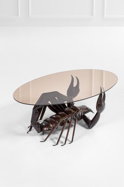 Tavolino a guisa di scorpione in metallo e cristallo, 1970 ca.