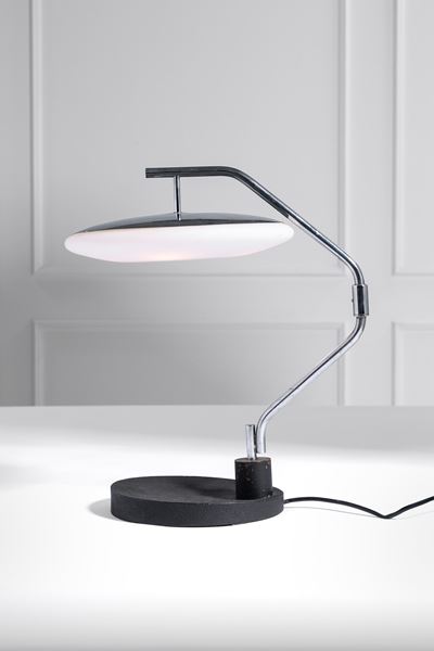 Lampada da tavolo mod. 2488, metallo cromato e vetro satinato