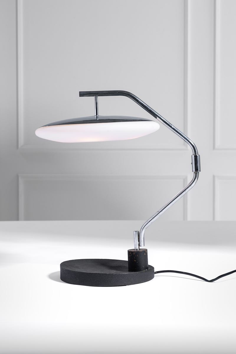 Max Ingrand - Lampada da tavolo mod. 2488, metallo cromato e vetro satinato