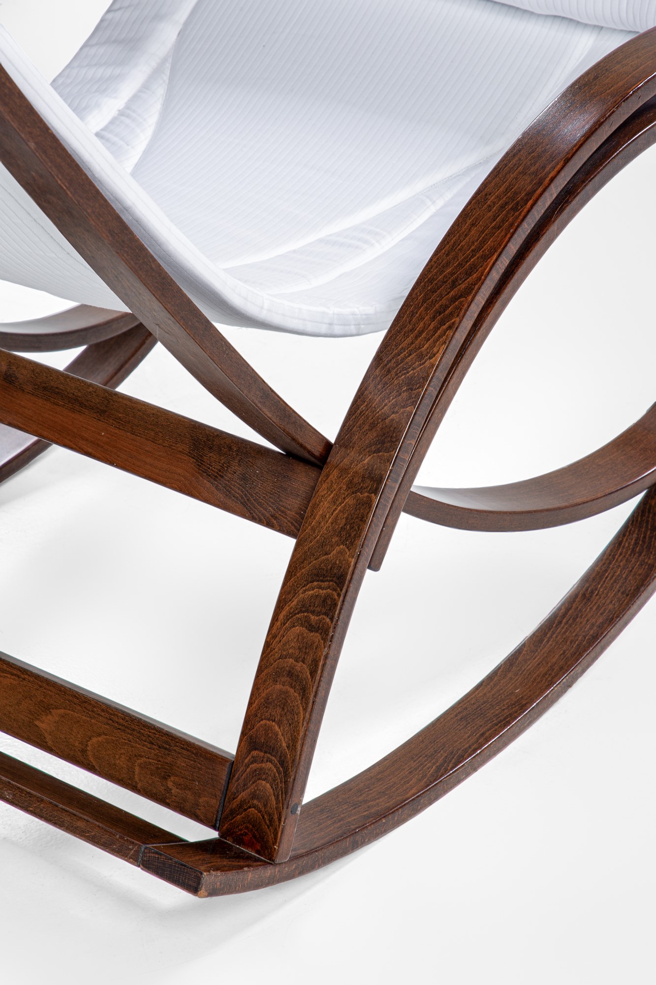 Gae Aulenti - Poltrona a dondolo modello Sgarsul, legno laccato e tessuto, 1962