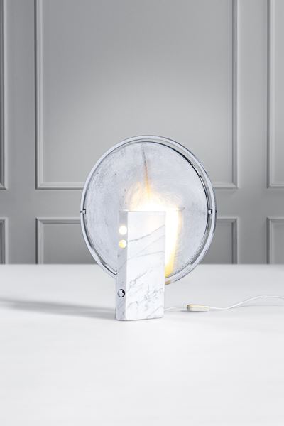 Lampada da tavolo in metallo cromato, vetro specchiato e marmo