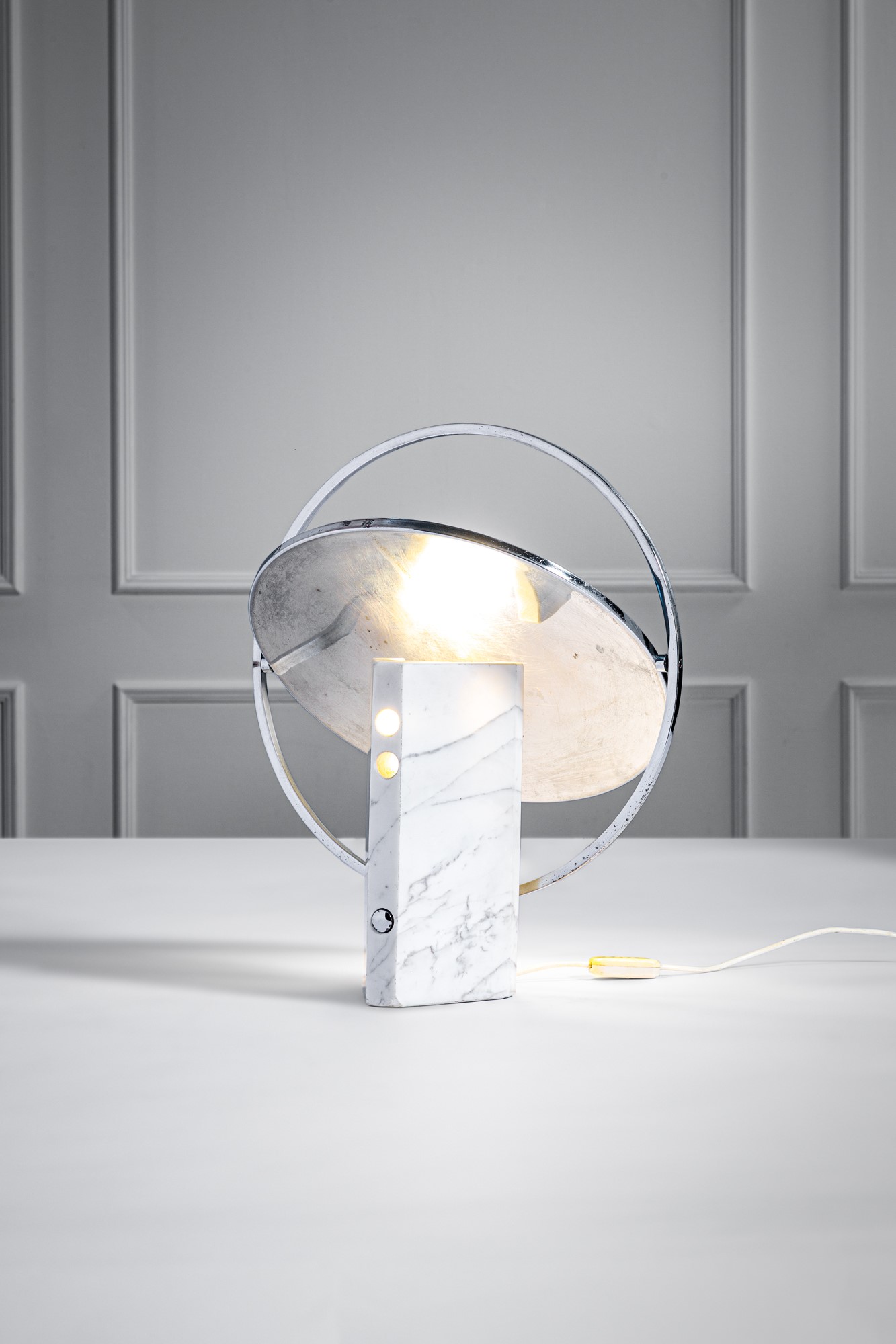 New Lamp (attr.) - Lampada da tavolo in metallo cromato, vetro specchiato e marmo