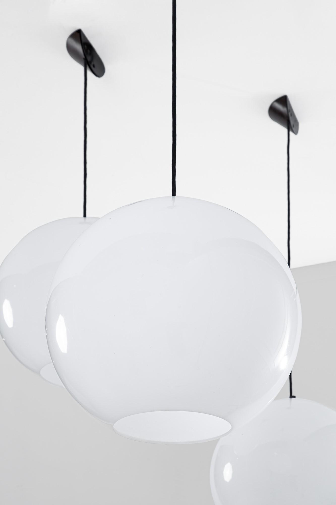 Tre lampade a sospensione della serie Aggregato