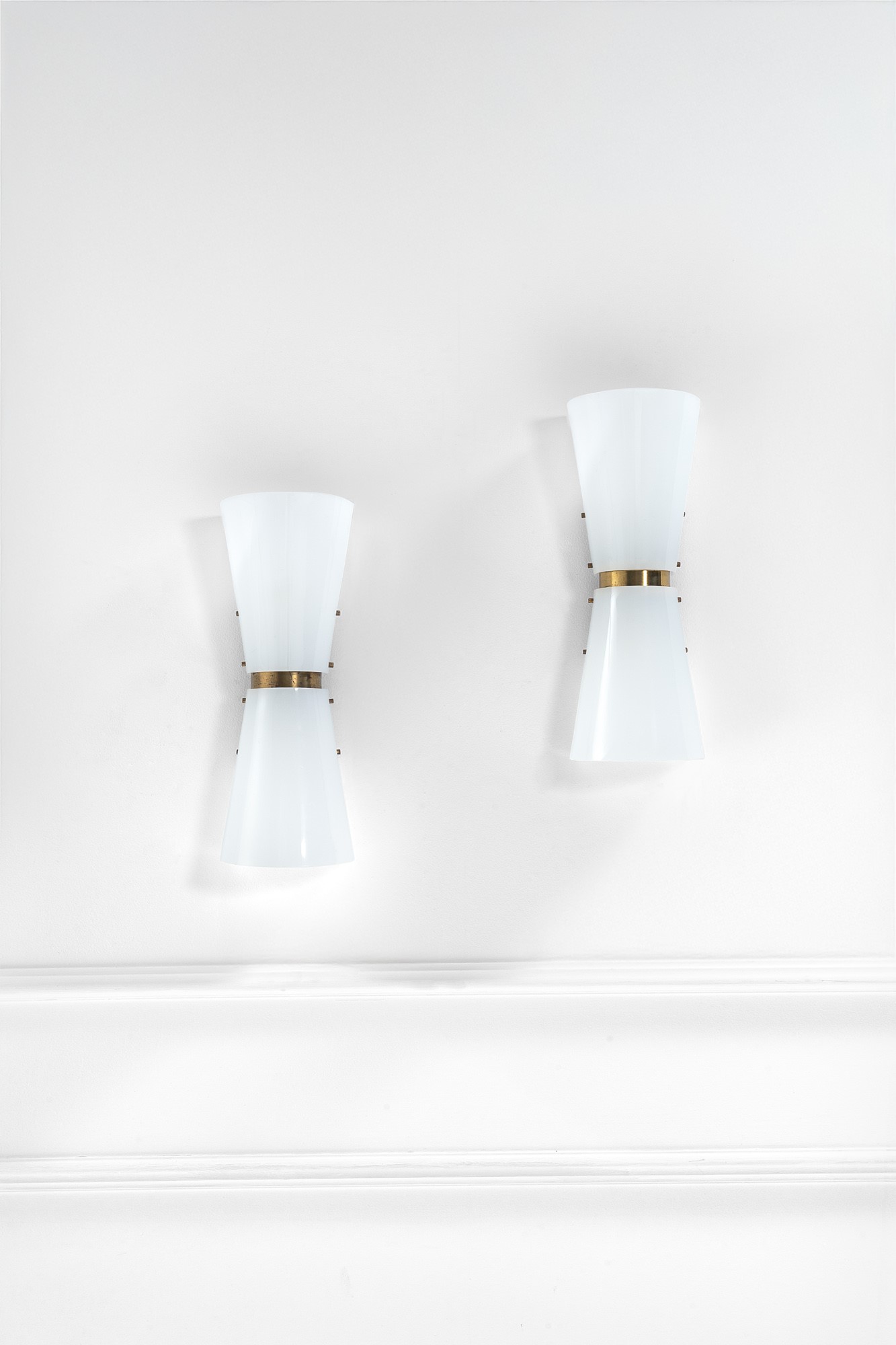 Due grandi lampade da parete