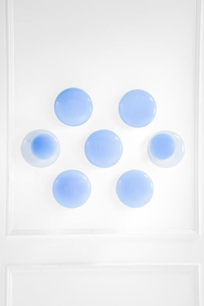 Set di sette lampade da parete in vetro trasparente e metallo verniciato