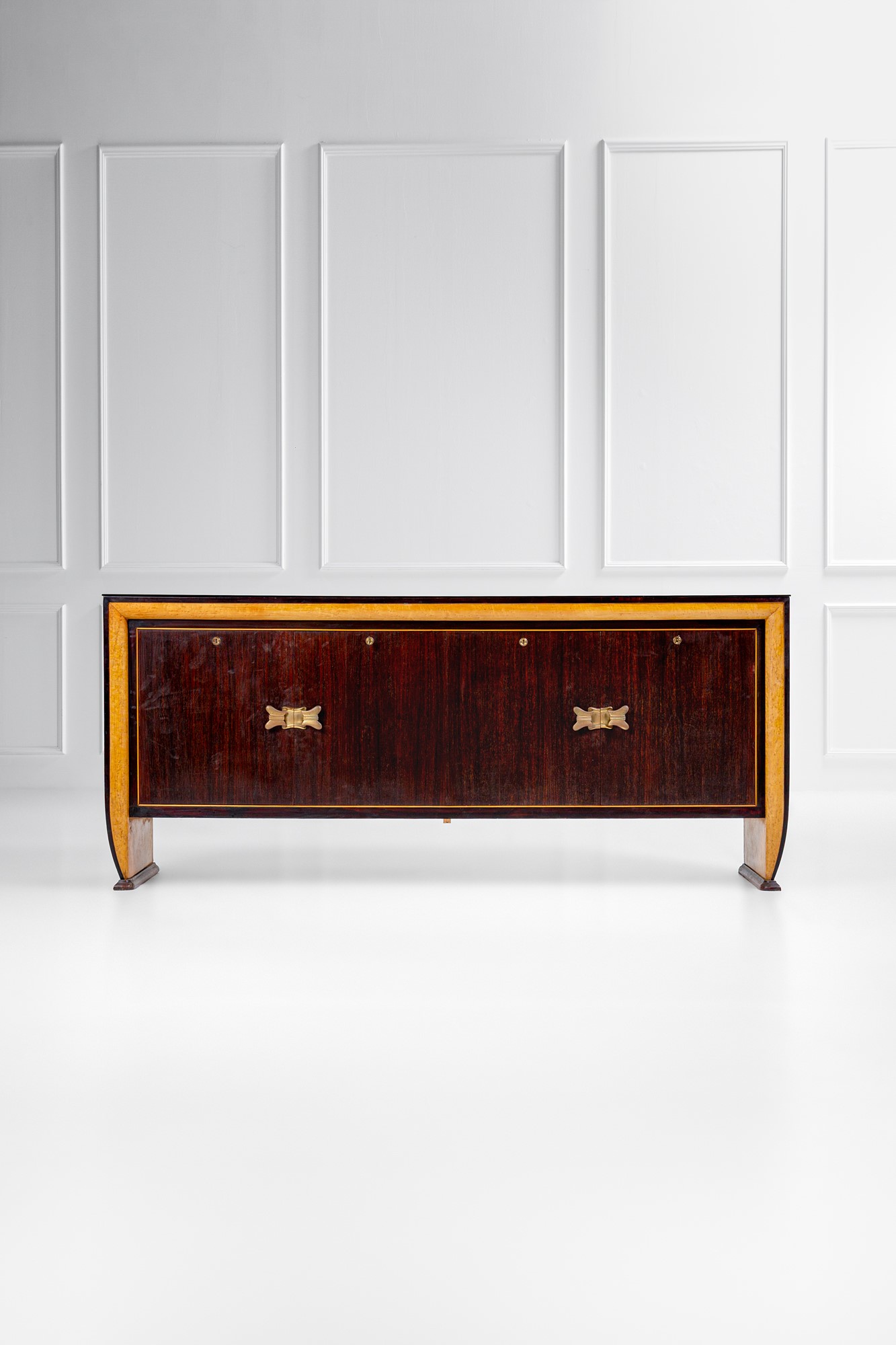 Credenza decò con maniglie a papillon