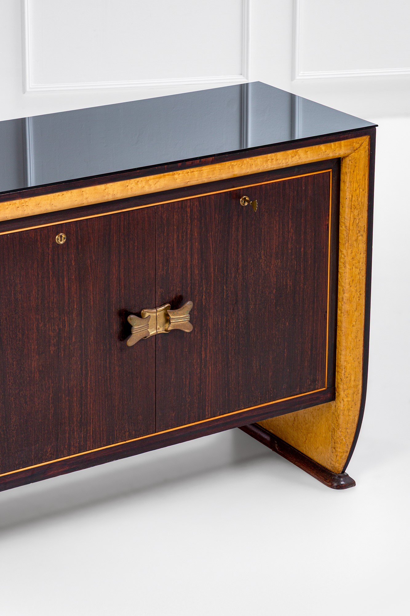 Credenza decò con maniglie a papillon