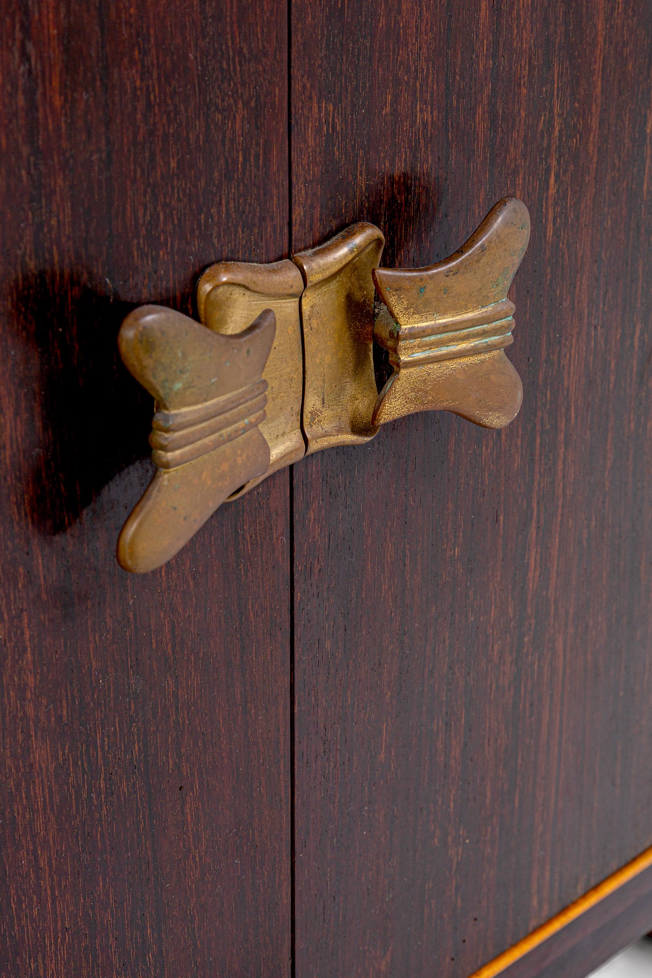 Credenza decò con maniglie a papillon