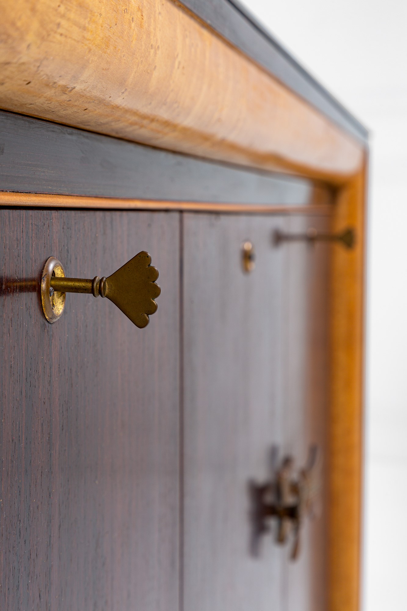 Credenza decò con maniglie a papillon