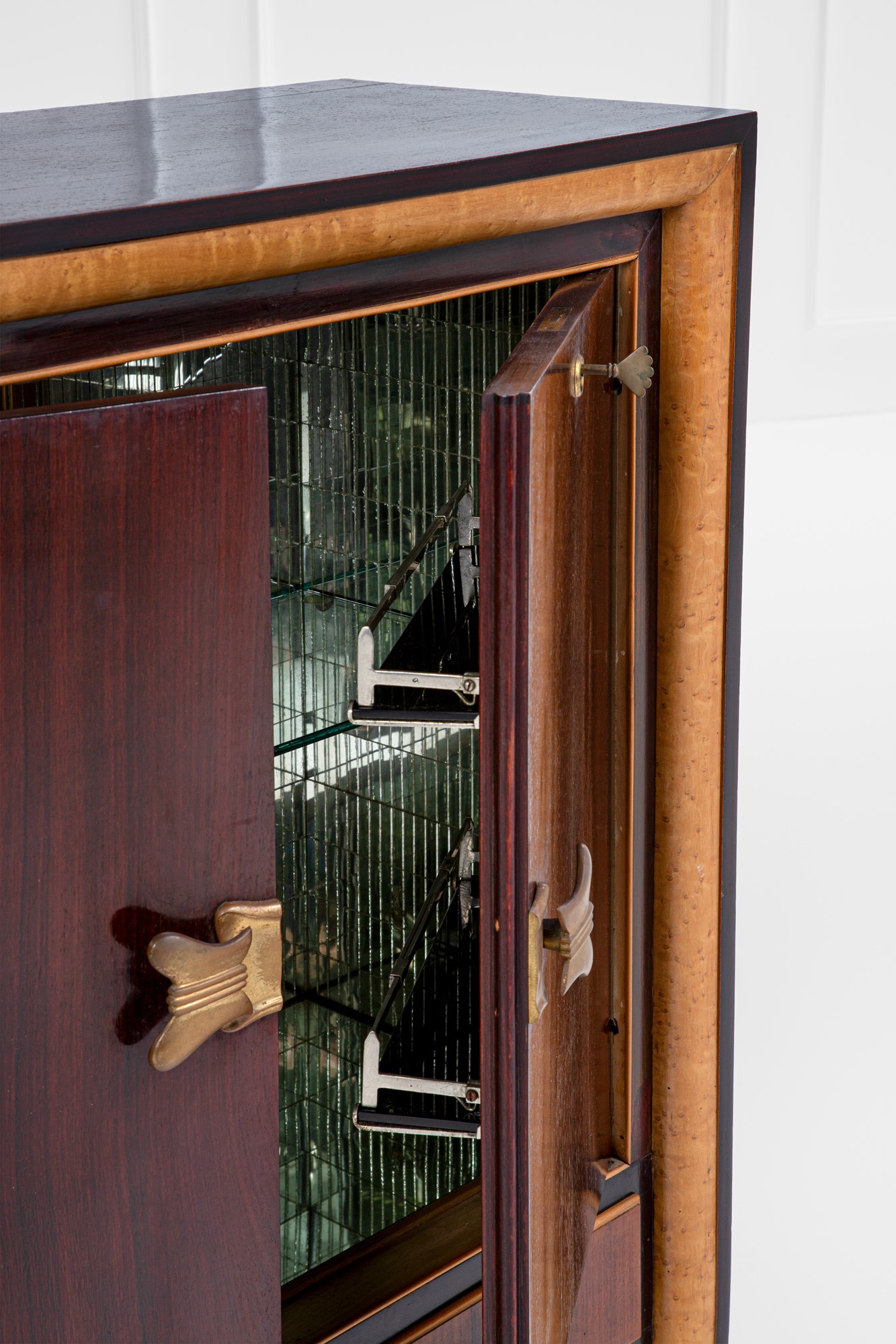 Mobile bar con maniglie a papillon