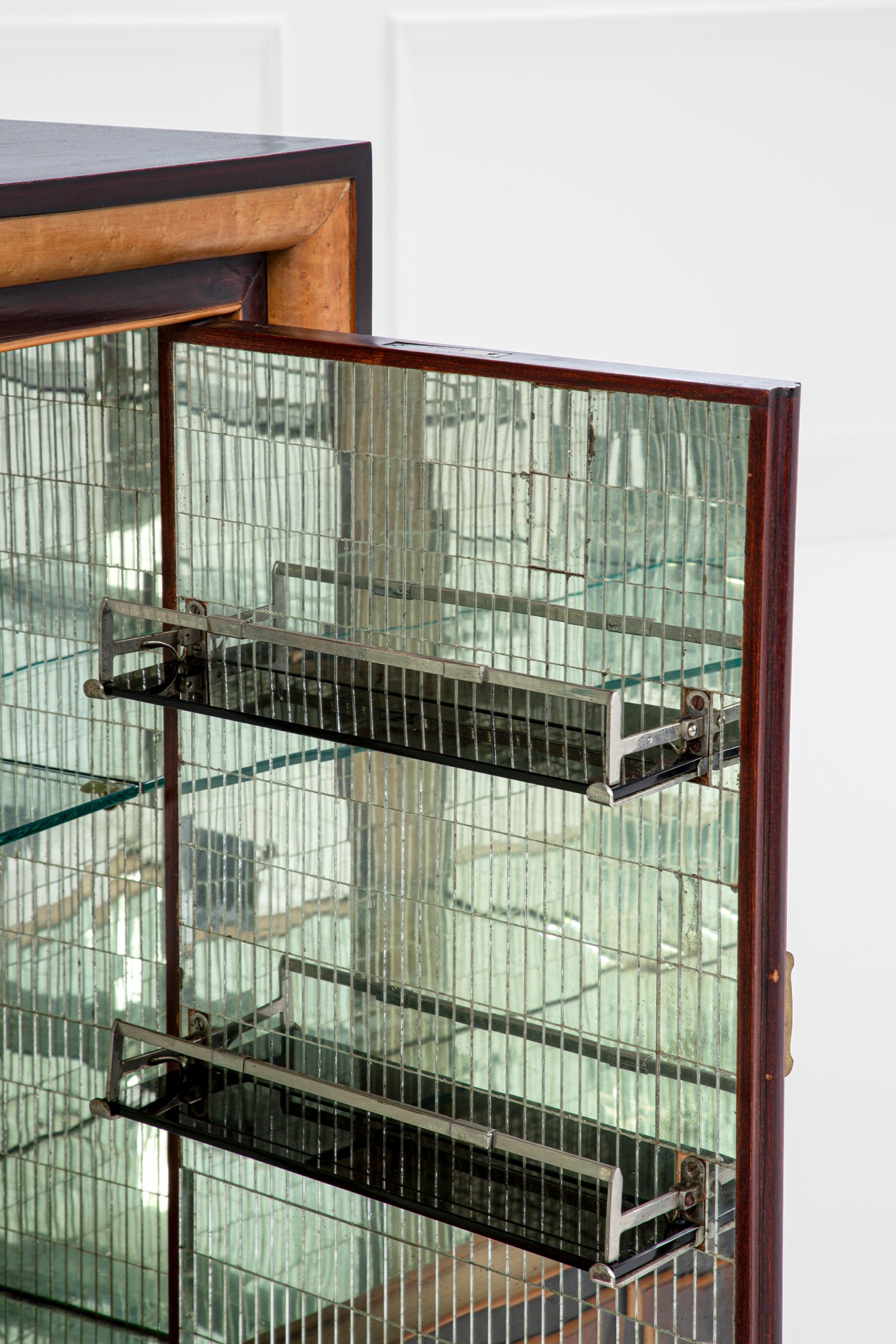 Mobile bar con maniglie a papillon