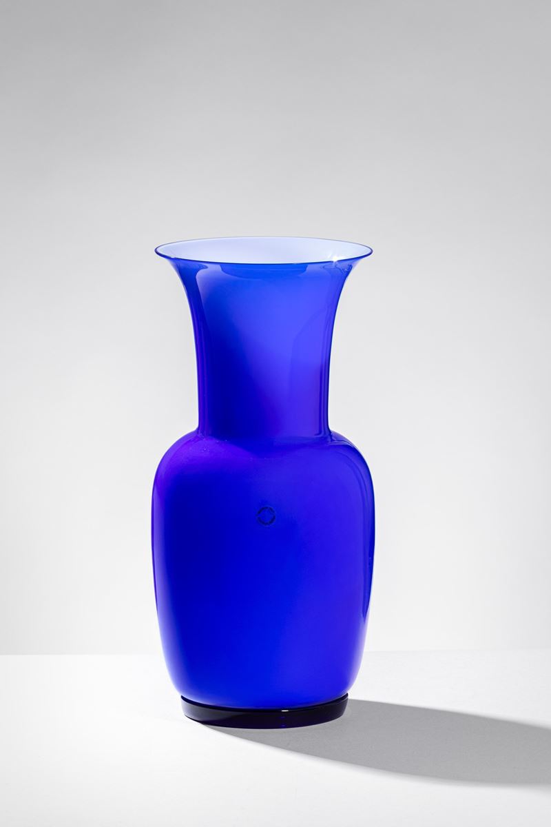Venini - Vaso della serie Opalini in vetro soffiato blu incamiciato