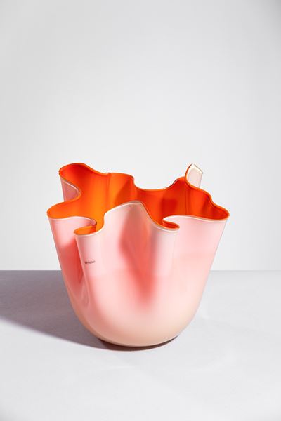 Fazzoletto mod. 1156, vetro soffiato incamiciato lattimo e rosa
