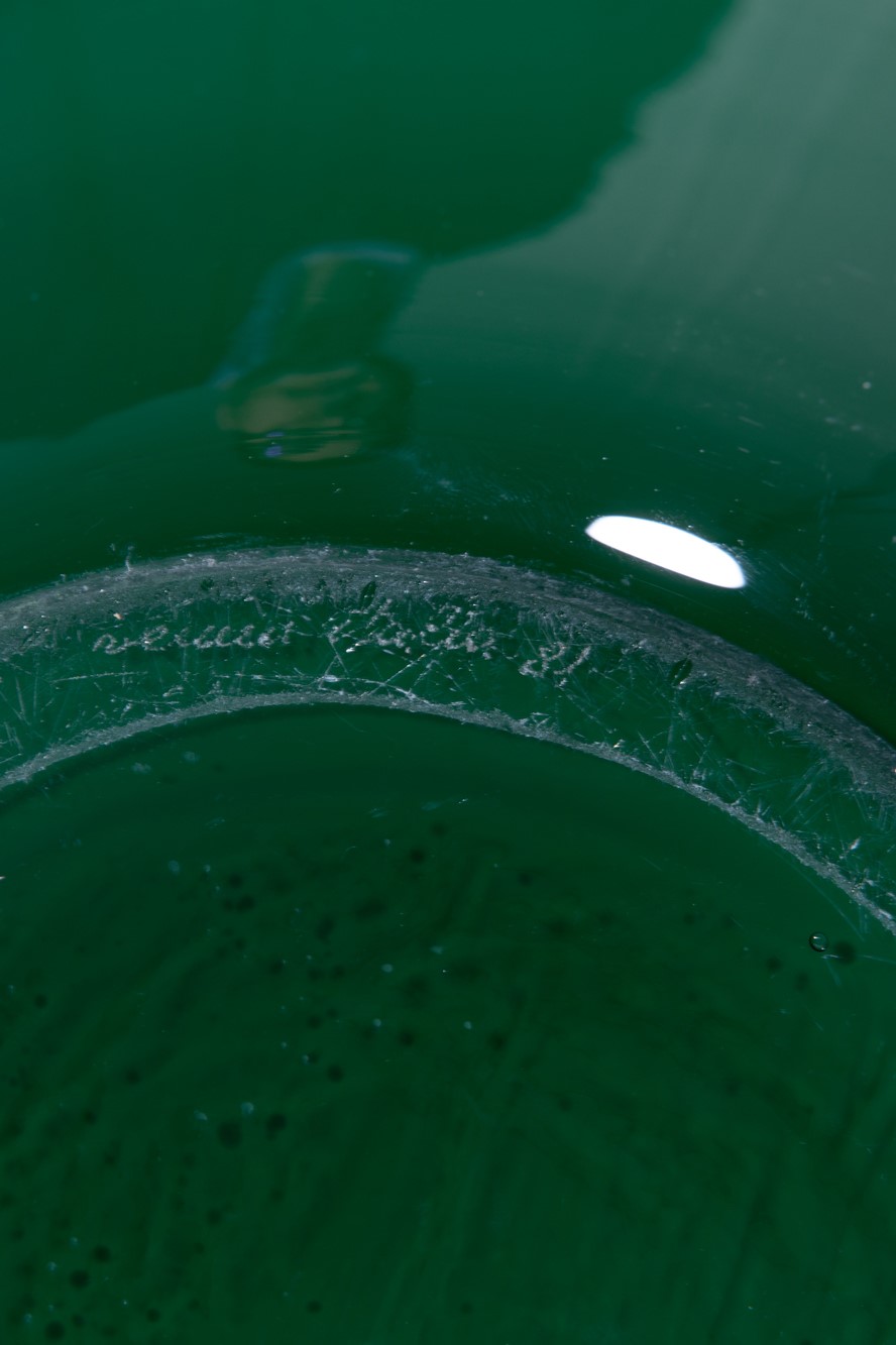 Venini - Vaso della serie Opalini, vetro soffiato verde incamiciato
