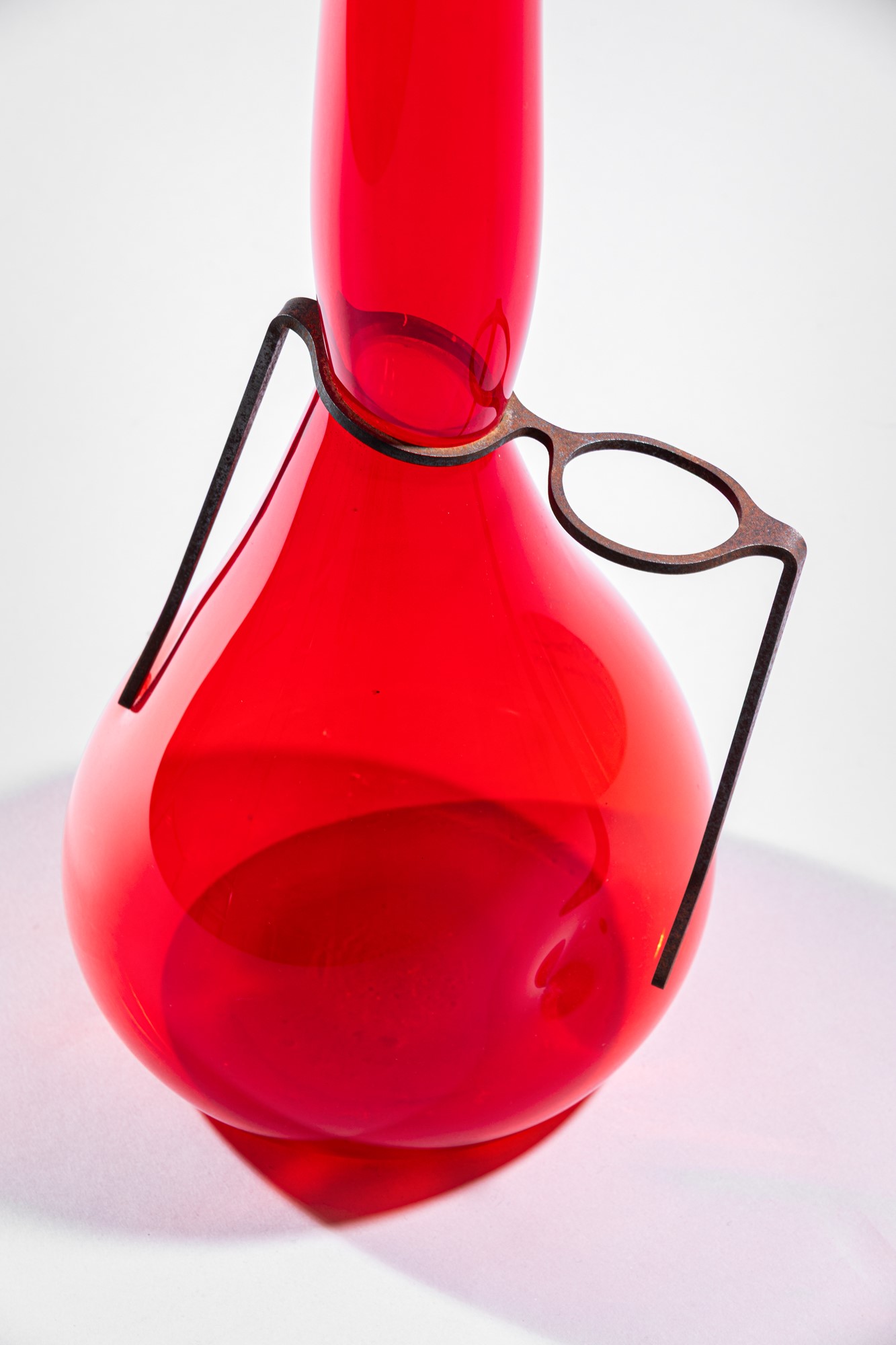 Ron Arad - Vaso della serie Where Are My Glasses, vetro soffiato rosso con elementi in metallo