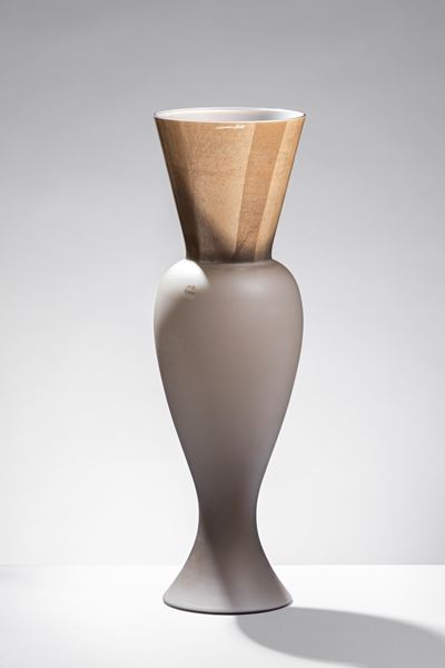 Vaso della serie Re e Regina, vetro soffiato opalino con inclusioni metalliche
