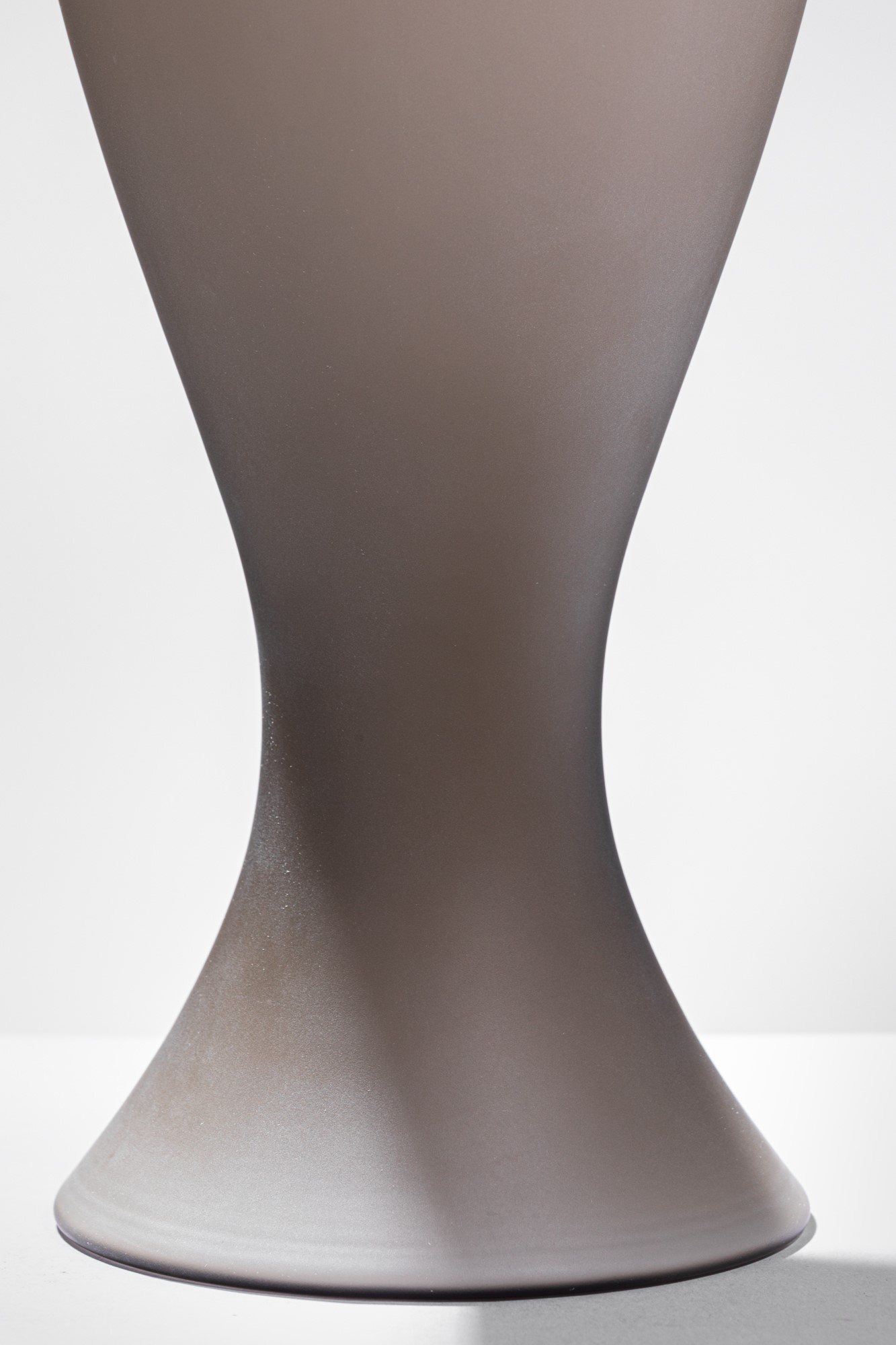 Rodolfo Dordoni - Vaso della serie Re e Regina, vetro soffiato opalino con inclusioni metalliche