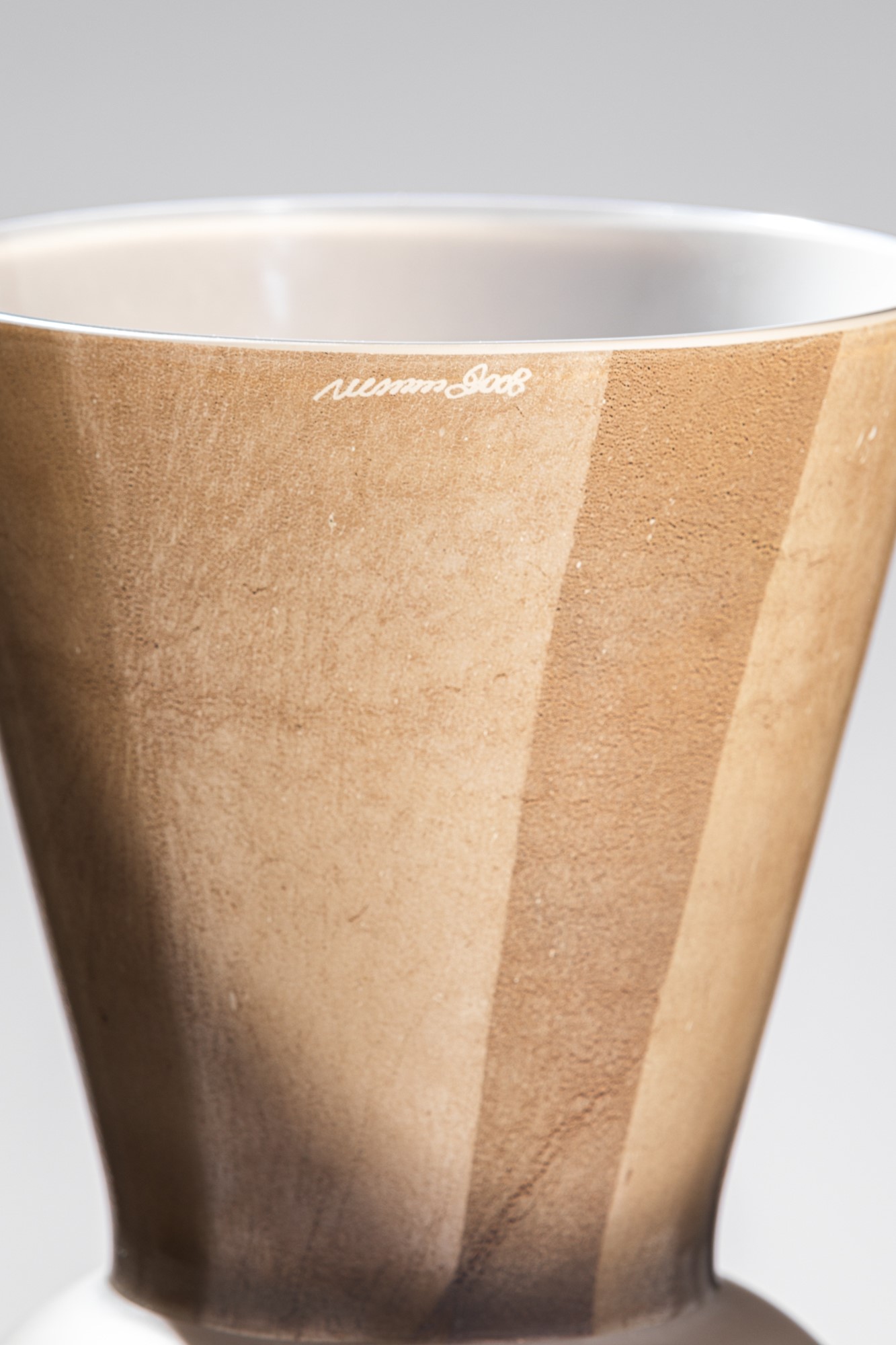 Rodolfo Dordoni - Vaso della serie Re e Regina, vetro soffiato opalino con inclusioni metalliche
