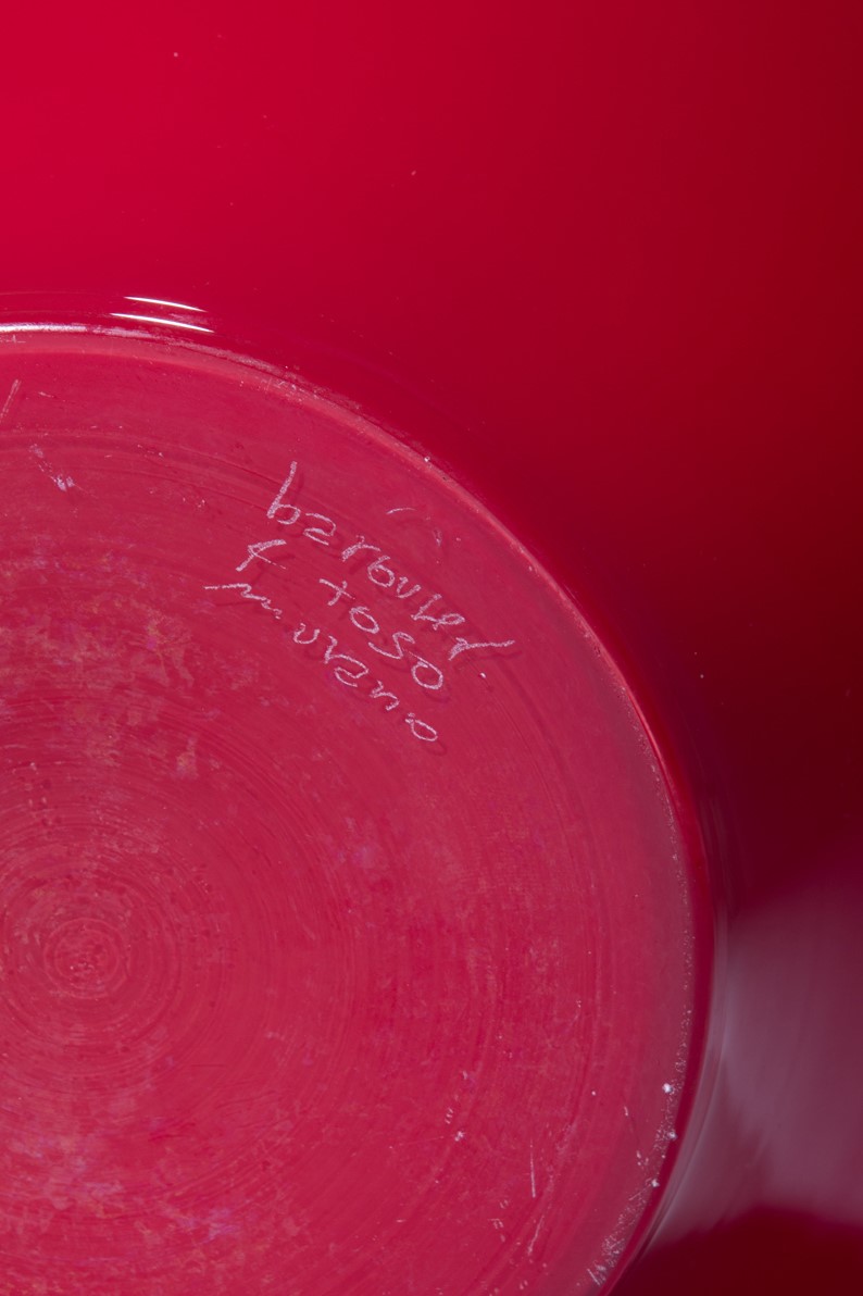 Barovier & Toso - Vaso in vetro soffiato rosso incamiciato lattimo