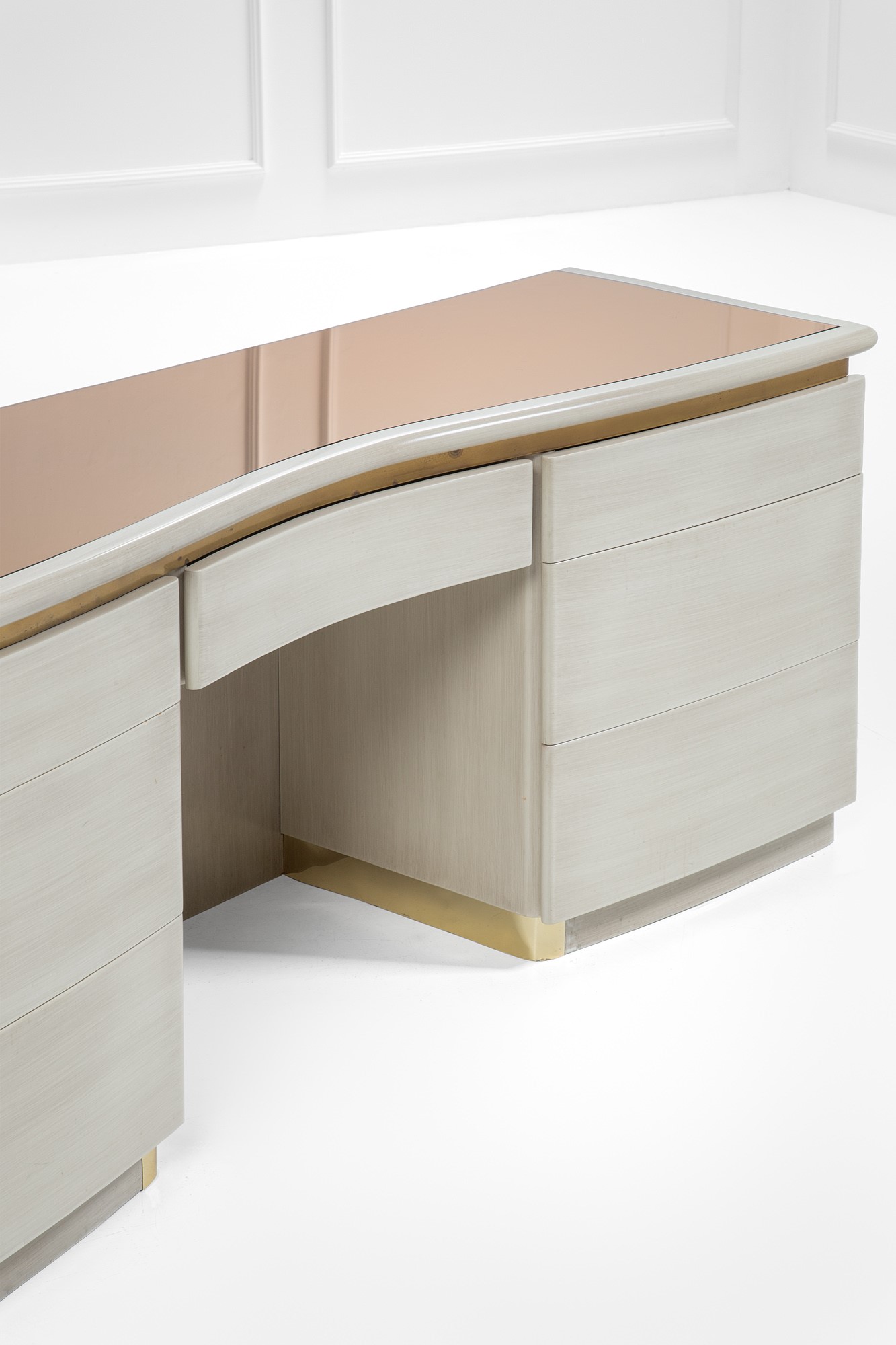 Luciano Frigerio - Scrittoio mod. Beauty della collezione Cellini Arte, legno laccato patinato e ...