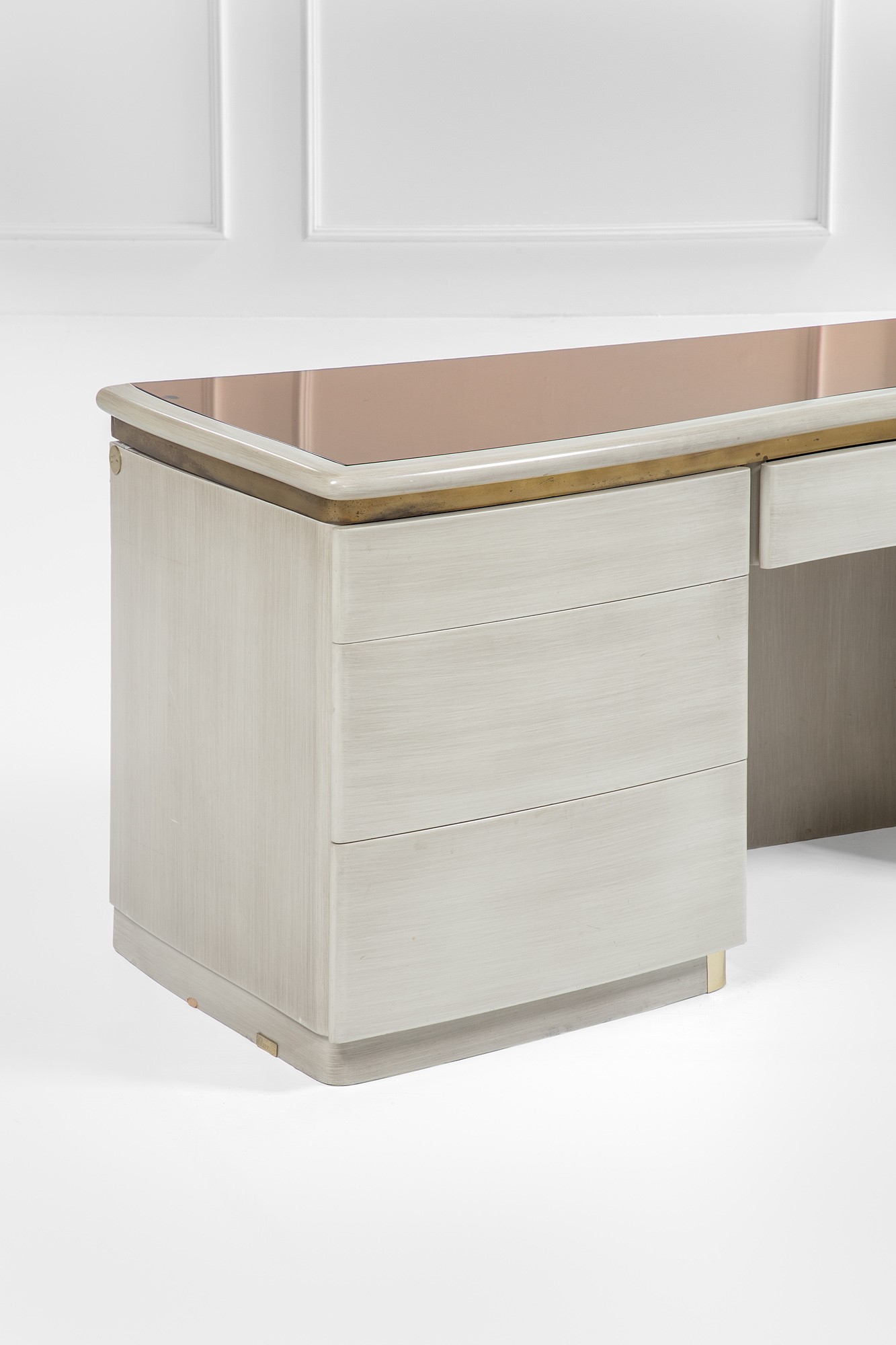 Luciano Frigerio - Scrittoio mod. Beauty della collezione Cellini Arte, legno laccato patinato e ...