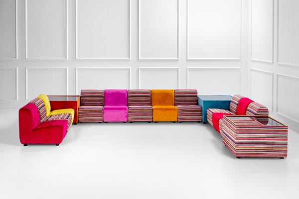 Sistema componibile di undici sedute e di tre moduli d'appoggio